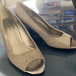 Bandolino- Silver sparkle flawless wedges